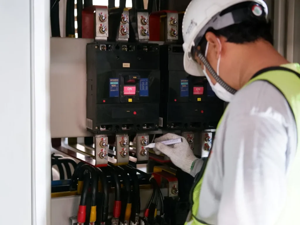 genset tidak mengeluarkan listrik cek ini genset technician checking